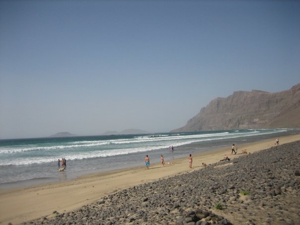 Playa de Famara – sex kilometer vild kuststrand under 600 meter höga klippor på Lanzarotes nordvästkust