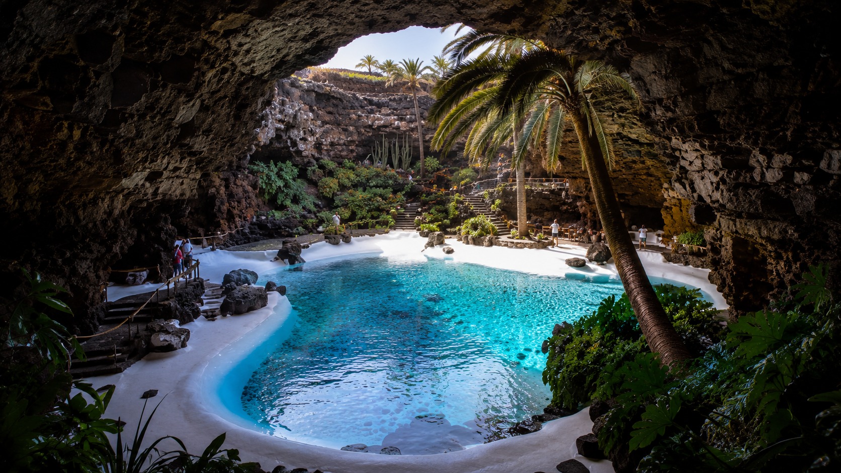 Jameos del Agua på Lanzarote — underjordisk lavagrotta med turkos saltvattensjö och César Manriques arkitektur