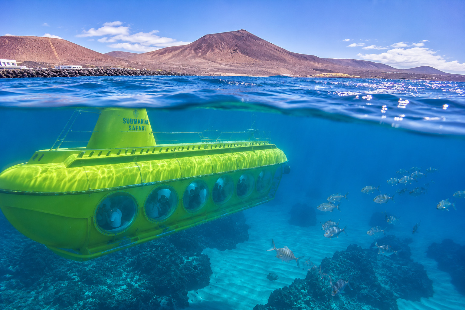 Submarine Safari på Lanzarote – gul turistubåt under havsytan omgiven av fiskar, avgår från Puerto Calero