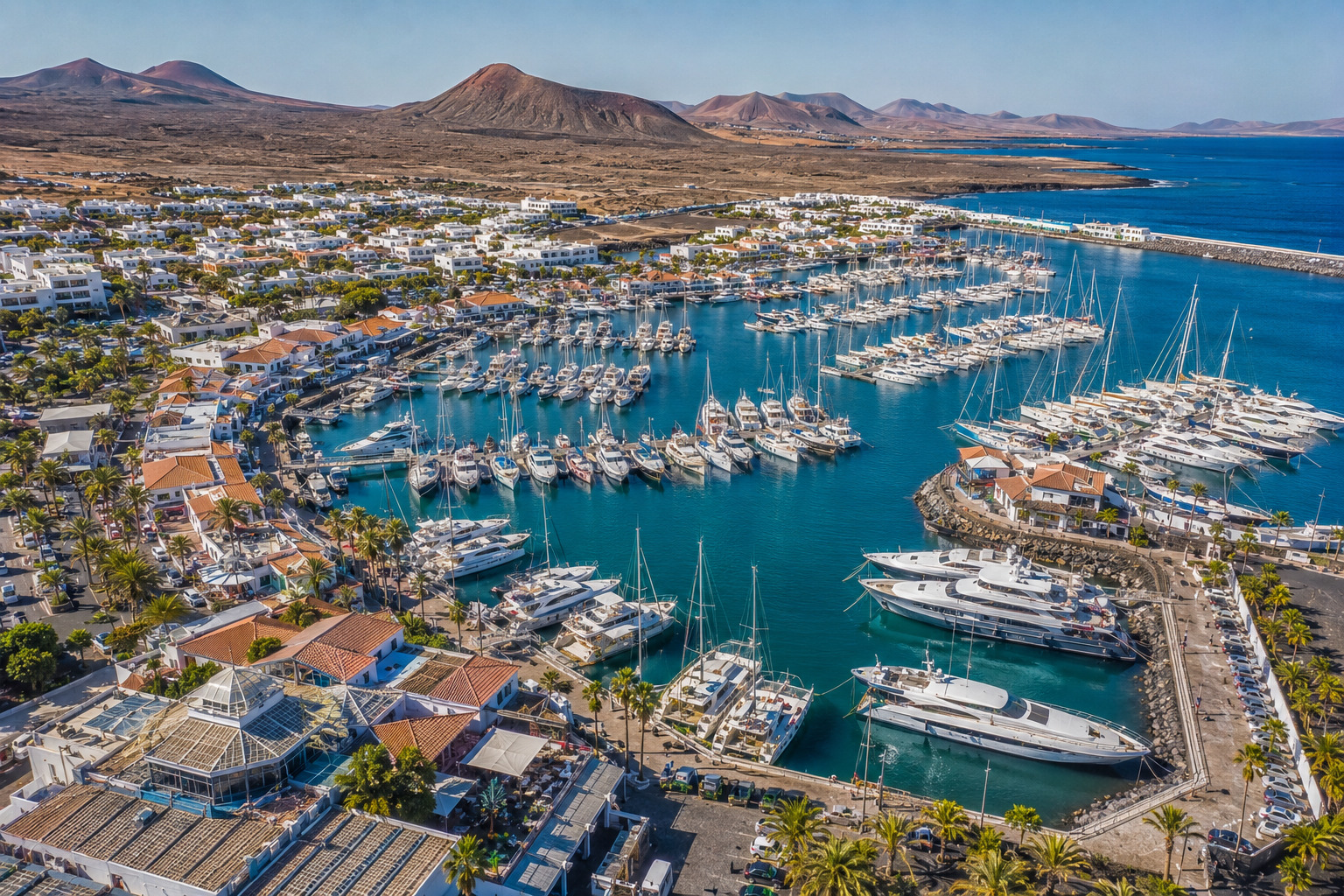 Puerto del Carmen på Lanzarote – helikoptervy över Kanarieöarnas största resort med 7 km strandremsa, vitkalkade hotell och Atlanten