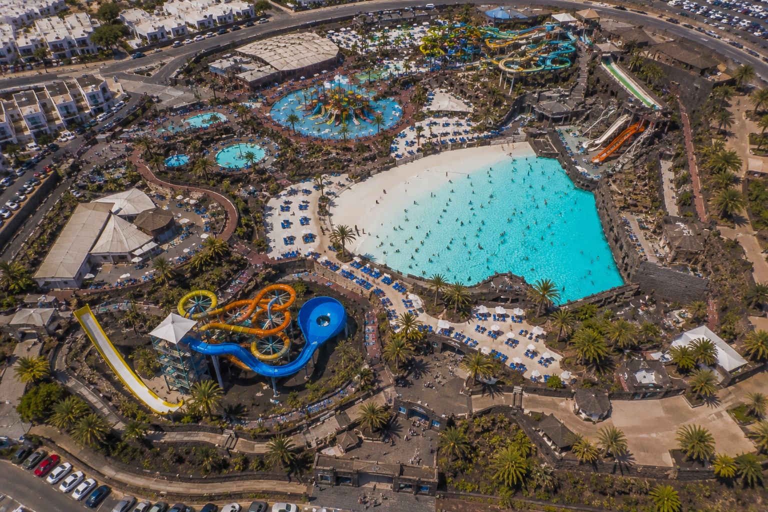 Puerto del Carmen på Lanzarote – helikoptervy över Kanarieöarnas största resort med 7 km strandremsa, vitkalkade hotell och Atlanten