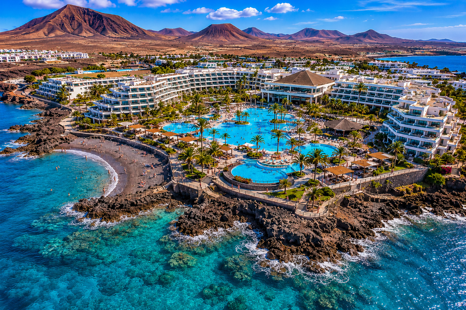 Puerto del Carmen på Lanzarote – helikoptervy över Kanarieöarnas största resort med 7 km strandremsa, vitkalkade hotell och Atlanten