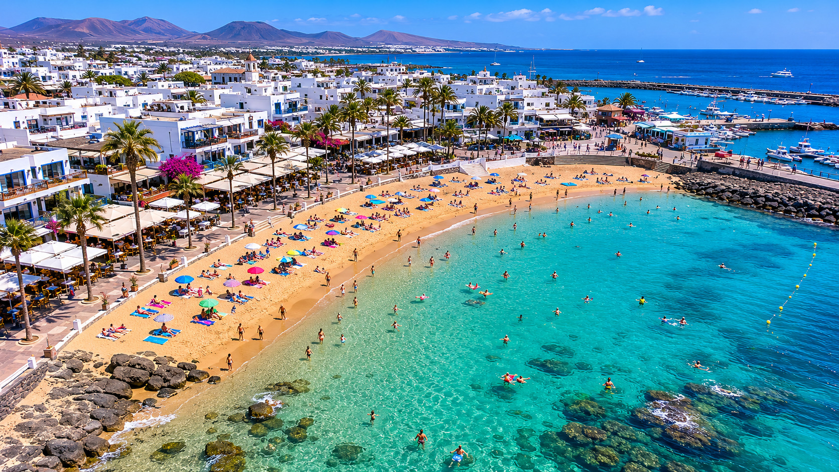 Puerto del Carmen på Lanzarote – helikoptervy över Kanarieöarnas största resort med 7 km strandremsa, vitkalkade hotell och Atlanten