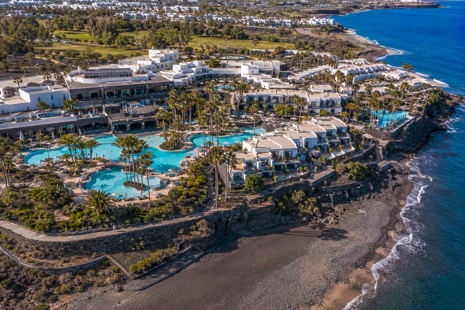 Puerto del Carmen på Lanzarote – helikoptervy över Kanarieöarnas största resort med 7 km strandremsa, vitkalkade hotell och Atlanten