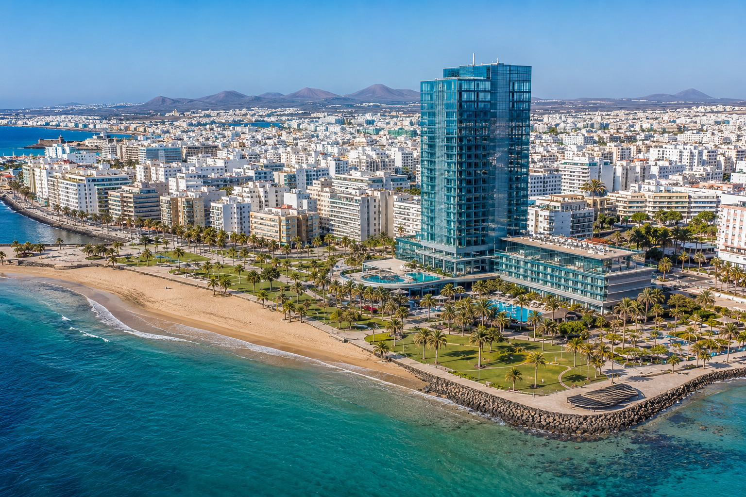 Puerto del Carmen på Lanzarote – helikoptervy över Kanarieöarnas största resort med 7 km strandremsa, vitkalkade hotell och Atlanten